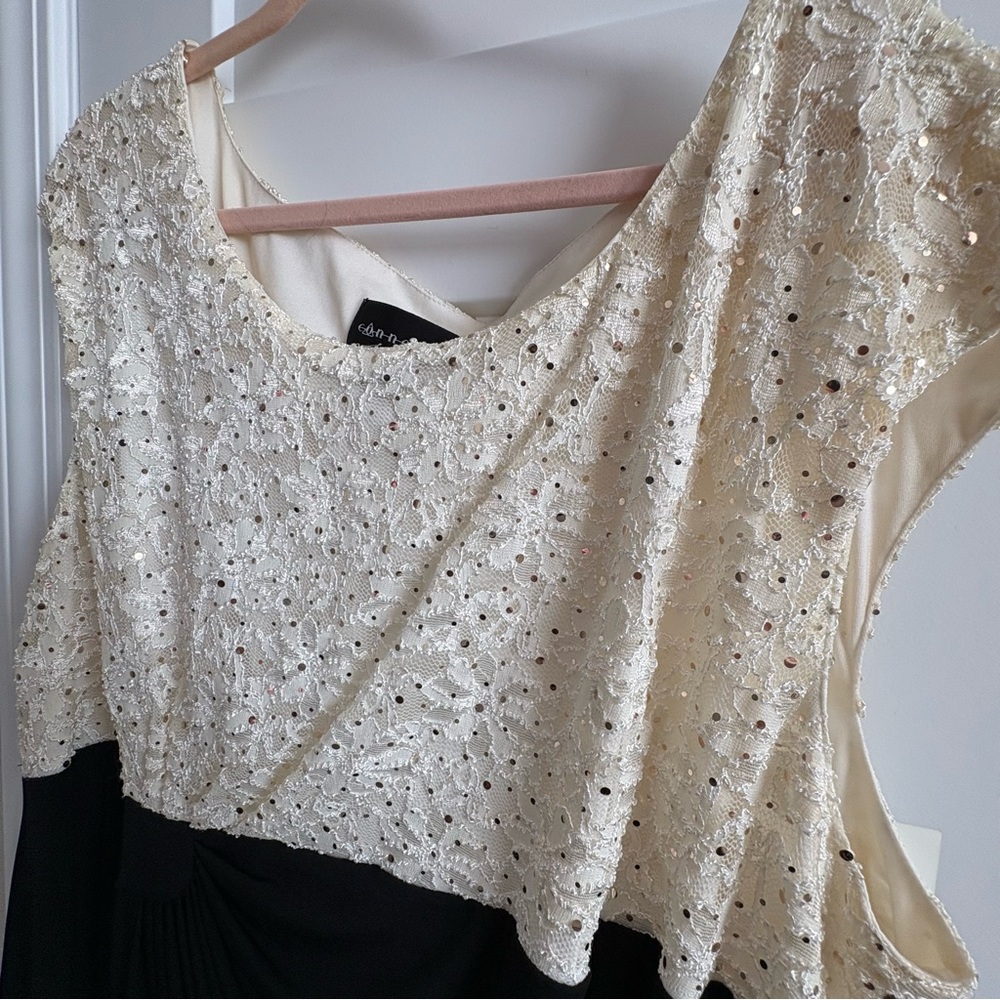Lady, plus, 24W, curvy, sexy, flattering, little 1/2 black dress. Creamy color - Picture 3 of 6